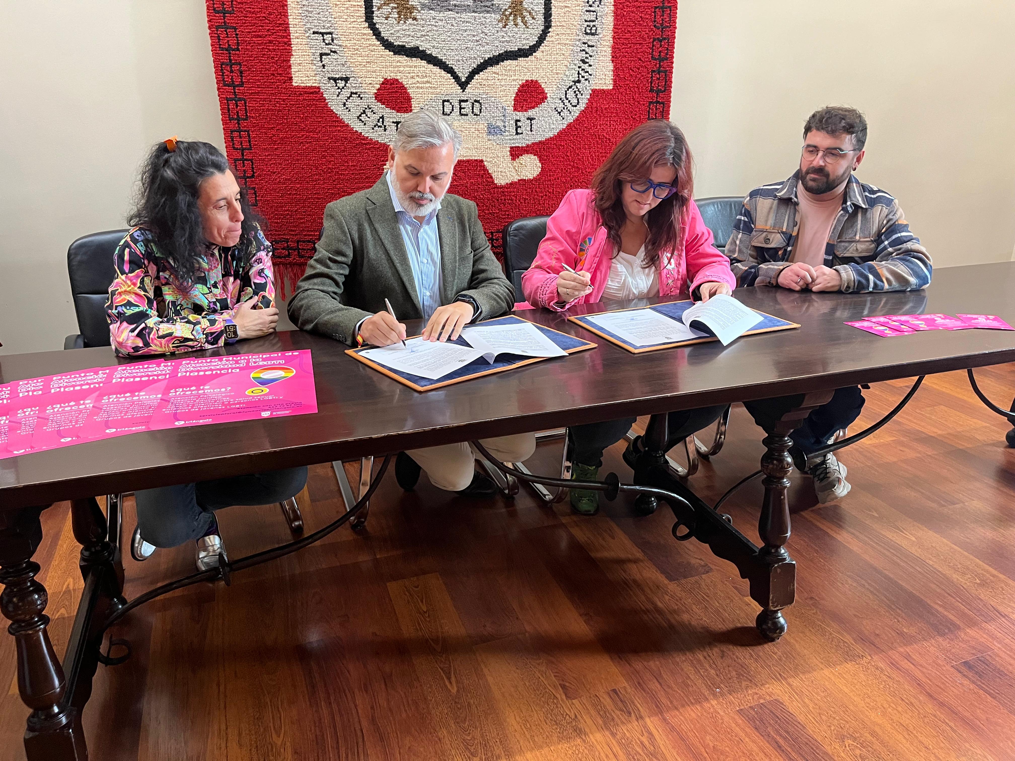 Momento de la firma del acuerdo entre el Ayuntamiento de Plasencia y la Fundación Triángulo.