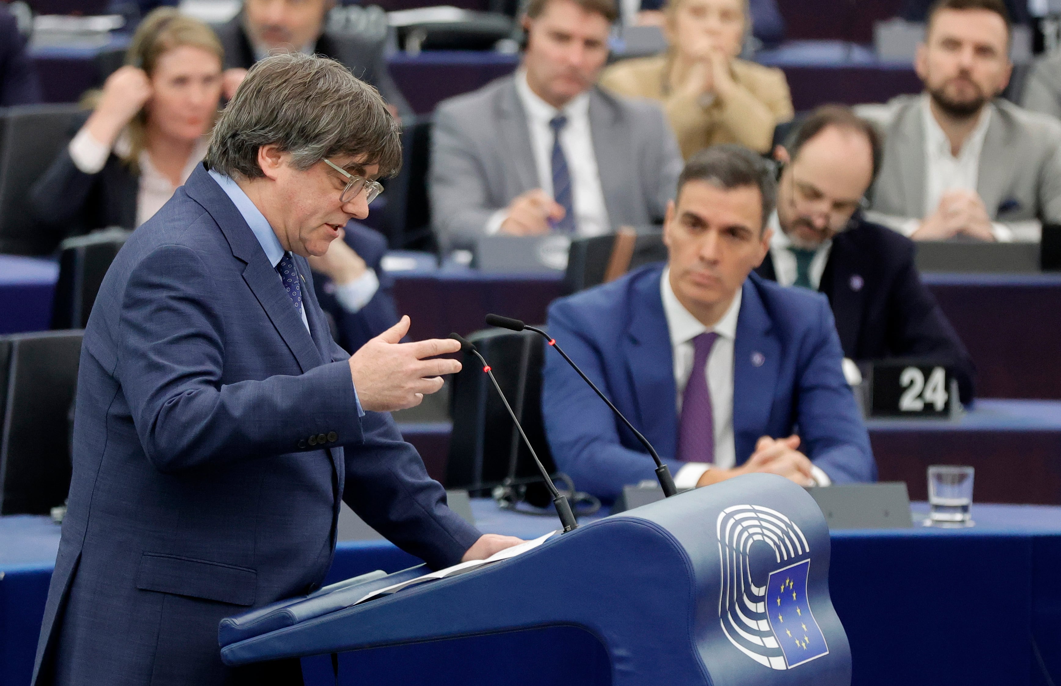 El presidente del gobierno de España, Pedro Sánchez (d), durante la intervención del eurodiputado Carles Puigdemont en el debate en el Parlamento Europeo en Estrasburgo.