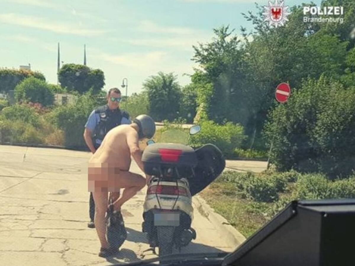 La policía para a un hombre por viajar completamente desnudo en su moto