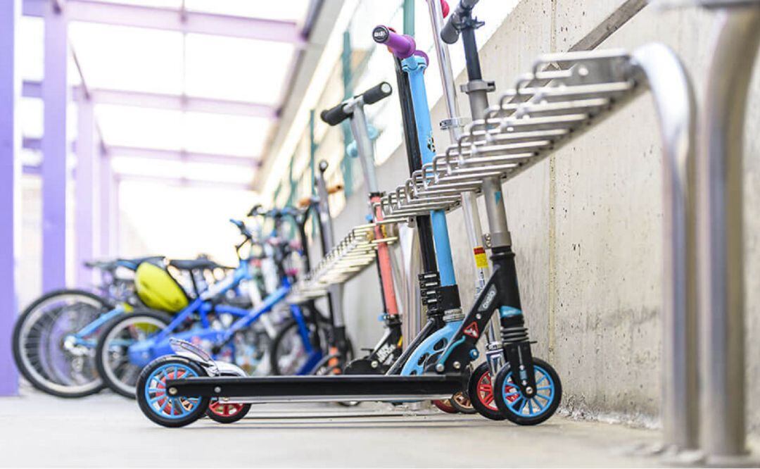 Ejemplo de un aparcamiento de patinetes eléctricos