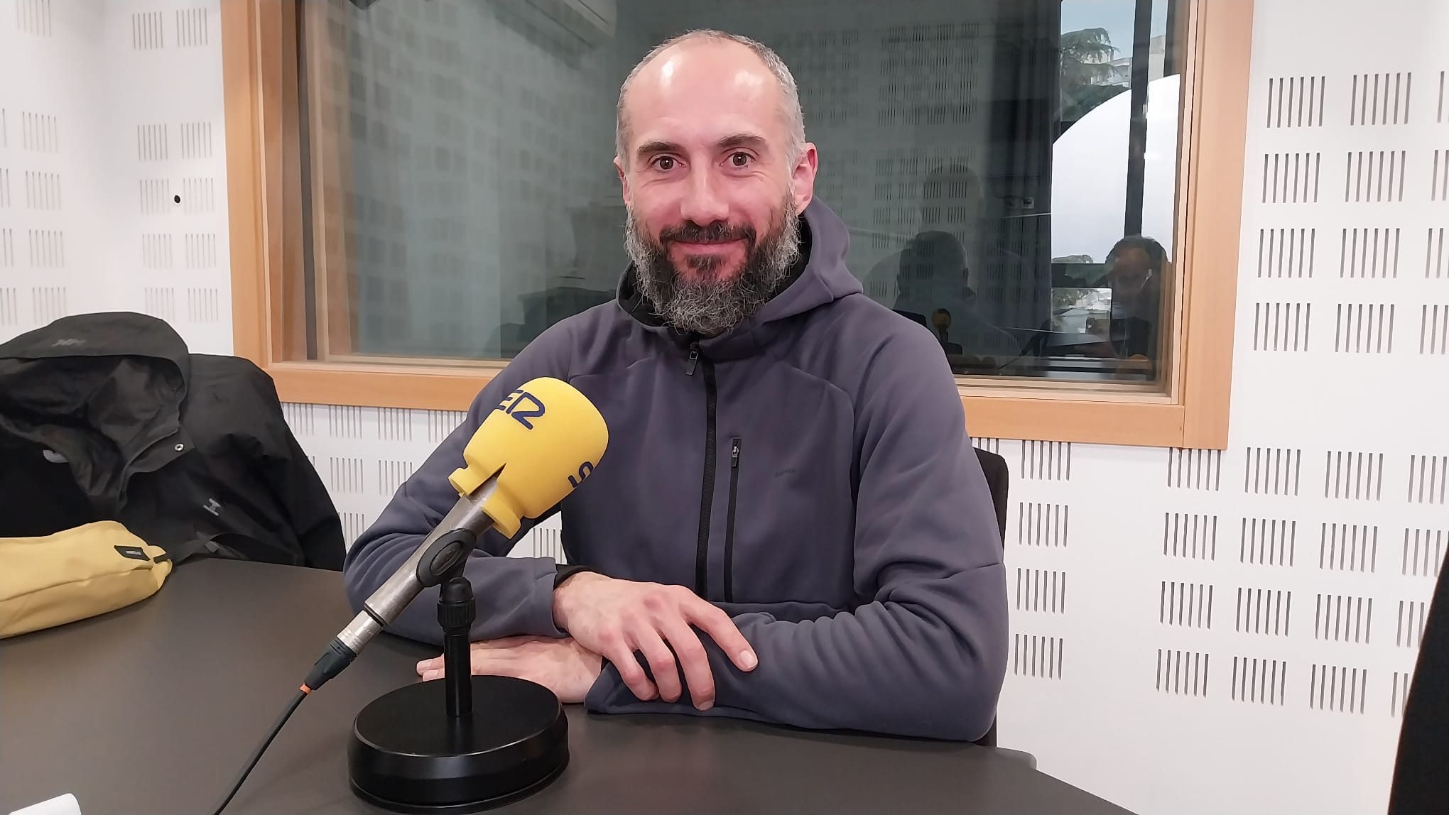 Sergio Gallego Isla es uno de los educadores caninos que impartirán los talleres y además es cuidador en el Centro de protección animal de Fuenlabrada.