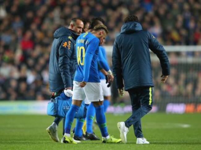 Neymar se retira lesionado