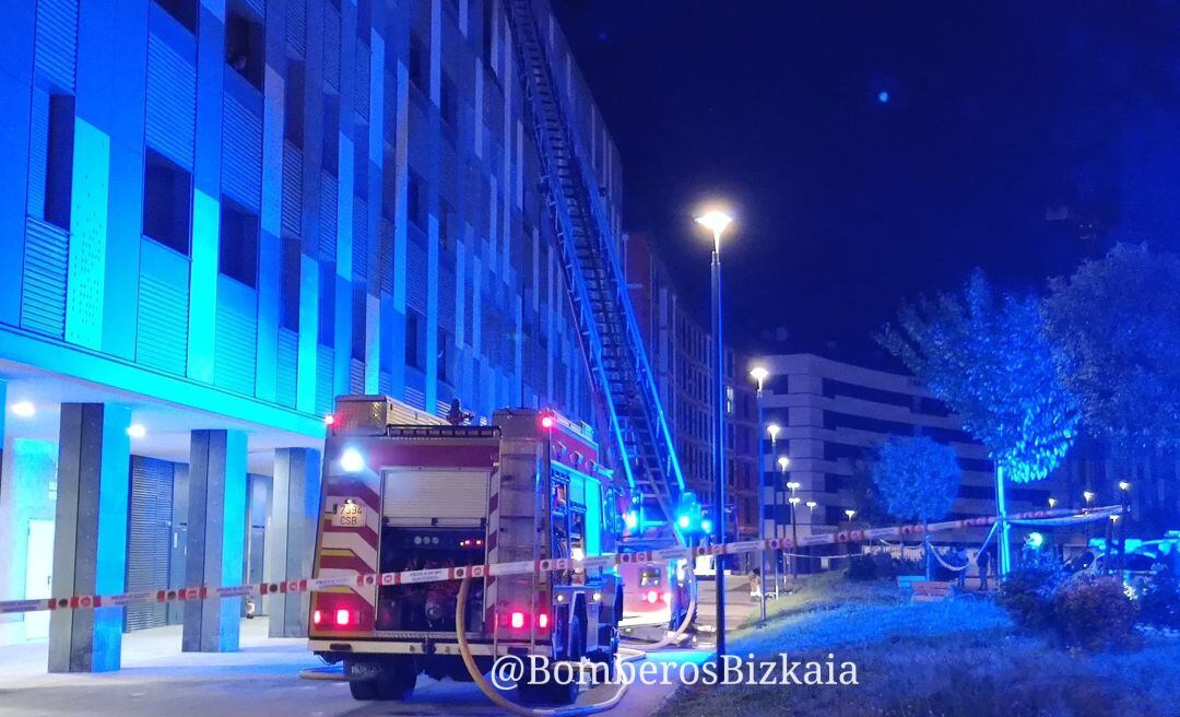 El fuego se inició sobre las 23.15 horas en la cuarta planta de un inmueble ubicado en la zona de Sarratu de Basauri