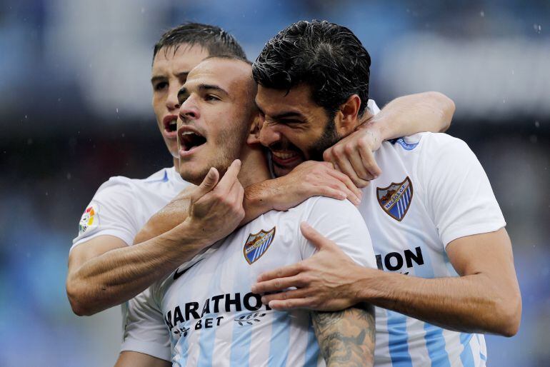 El delantero del Málaga Sandro Ramírez, celebra su gol.