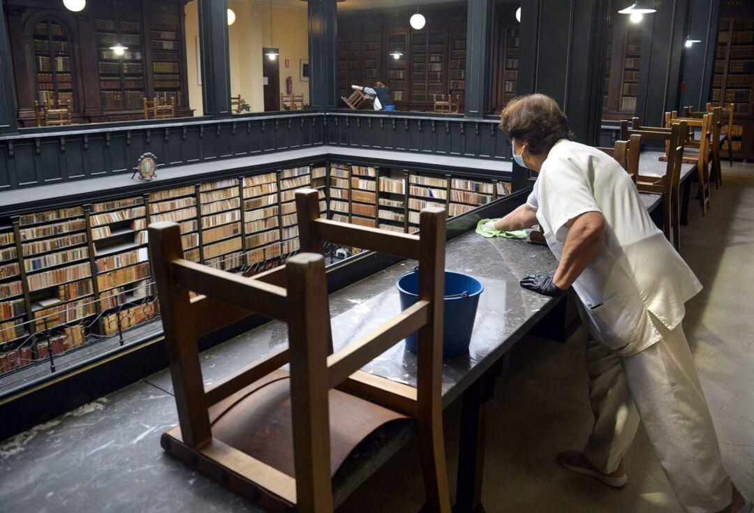 Labores de limpieza en la biblioteca central