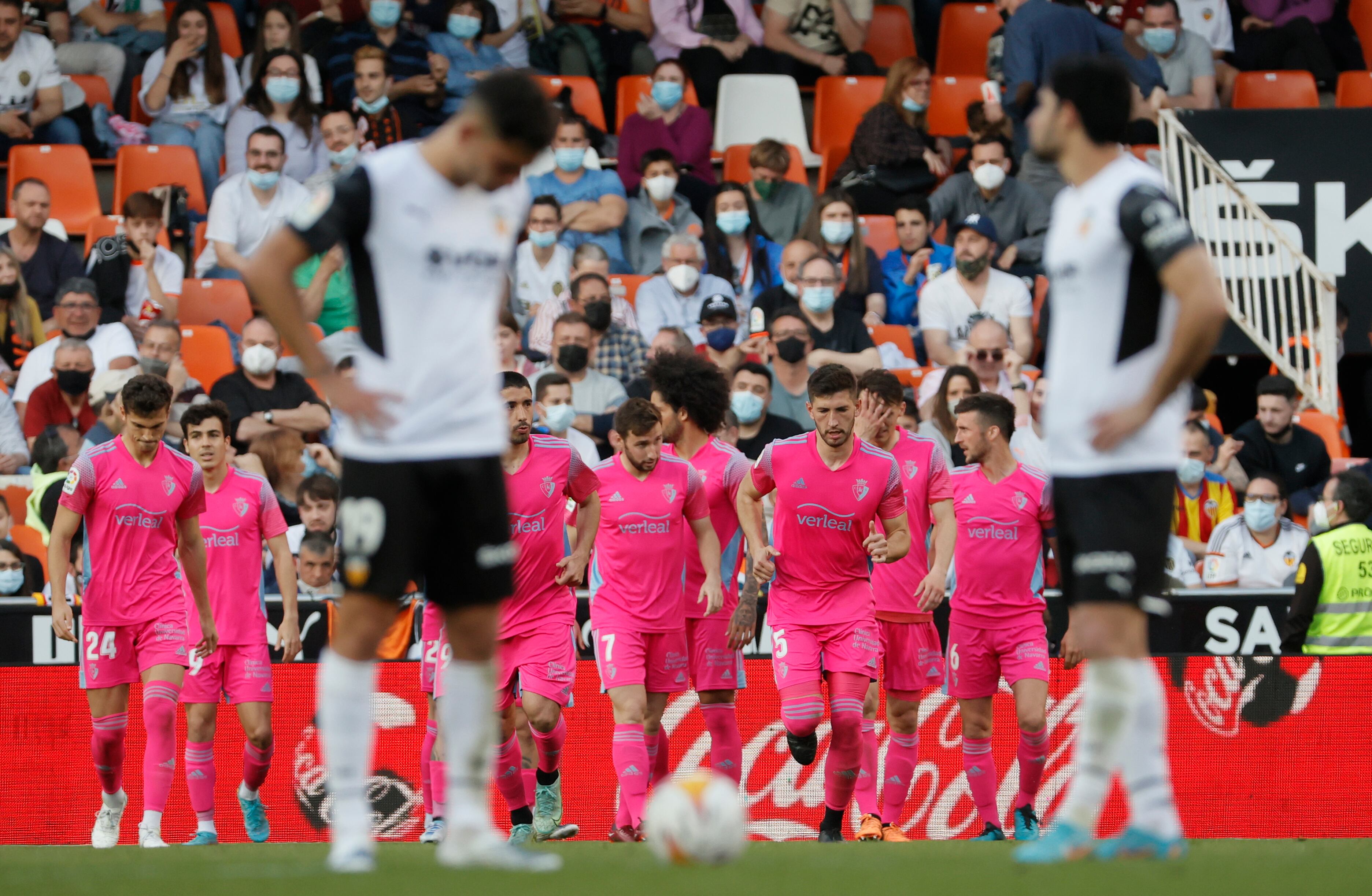 VALENCIA, 16/04/2022.- Los jugadores de Osasuna celebran el gol de Ezequiel &quot;Chimy&quot; Ávila, durante el partido de la jornada 32 de LaLiga Santander que Valencia CF y Atlético Osasuna disputan este sábado en el estadio de Mestalla, en Valencia. EFE/Juan Carlos Cárdenas
