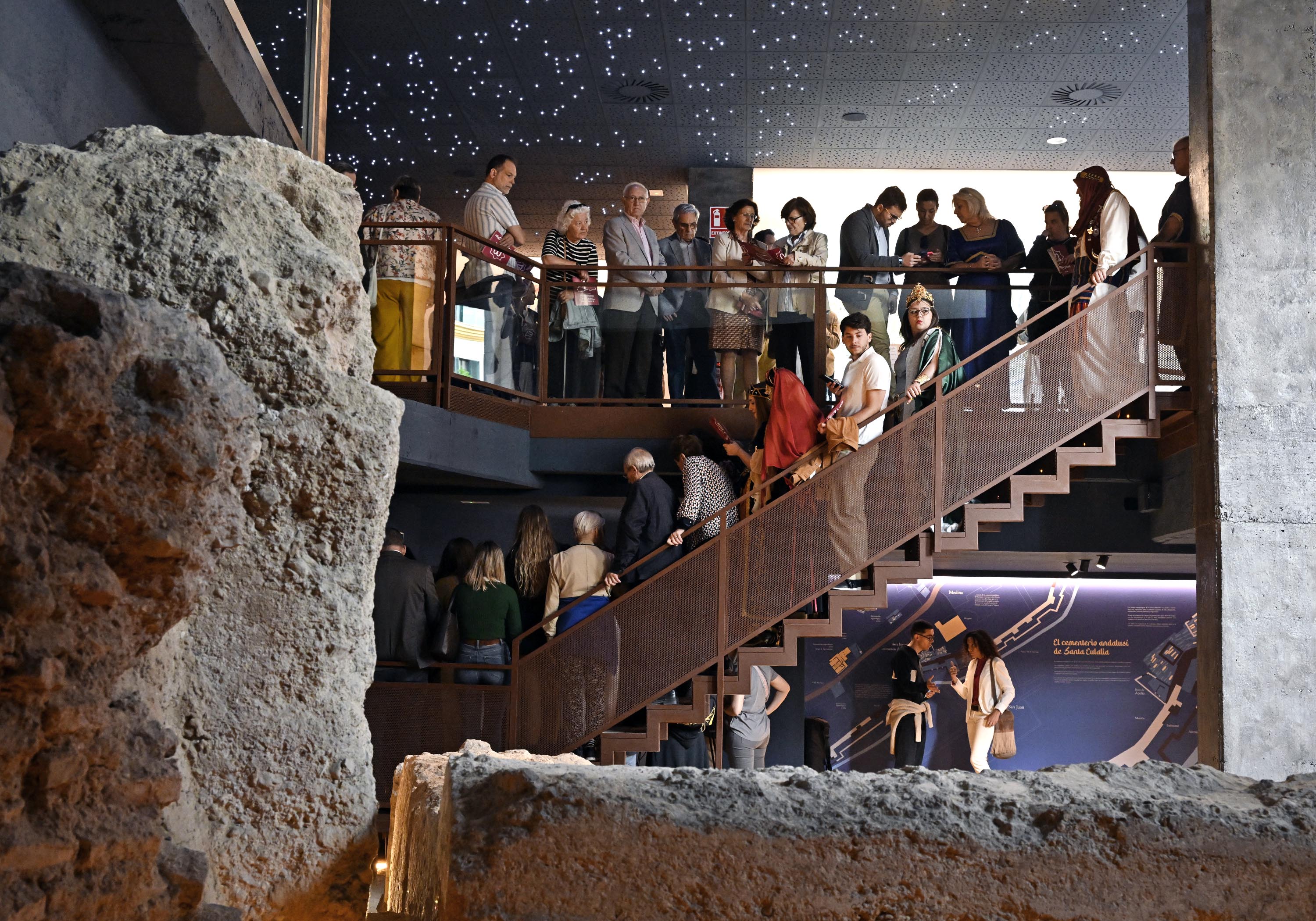 Vecinos de Santa Eulalia acuden a la primera visita al Centro de Interpretación de la muralla