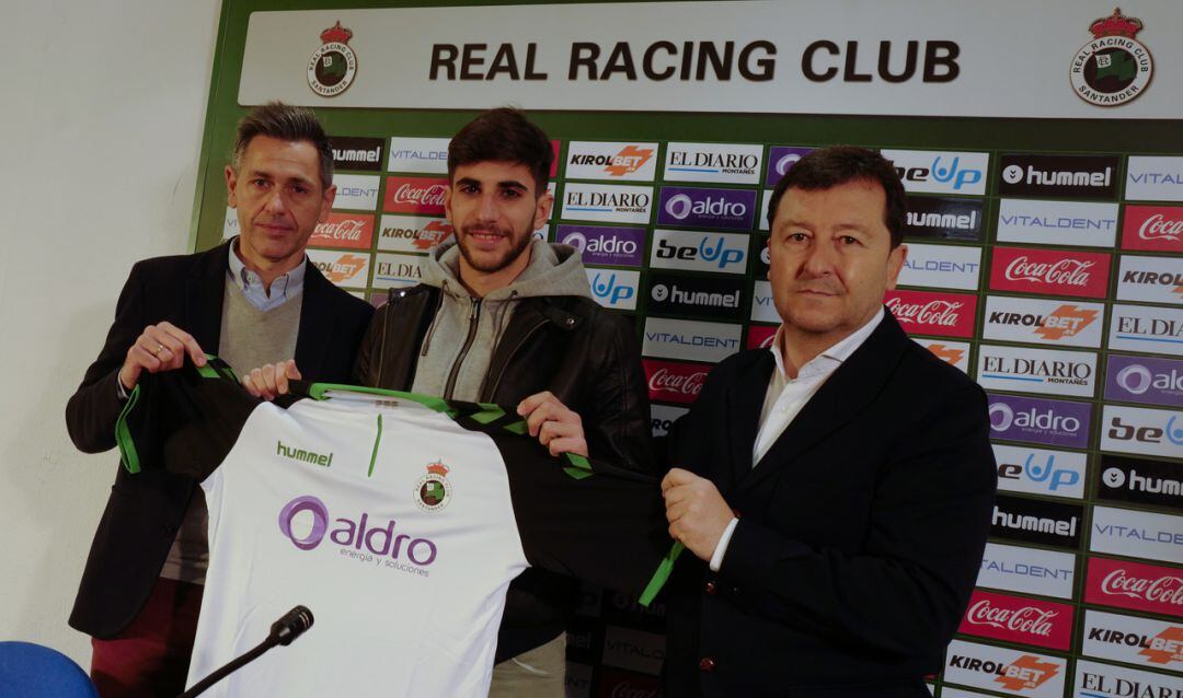 Redru, con el director general, Víctor Alonso, a su derecha y Chuti Molina, director deportivo, a su izquierda.