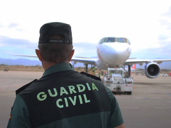 Un agente en el aeropuerto