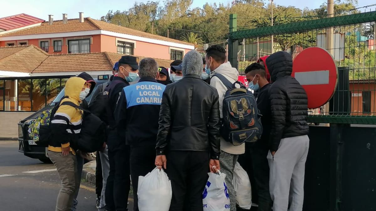 El afectuoso discurso de un policía local hacia a un grupo de migrantes