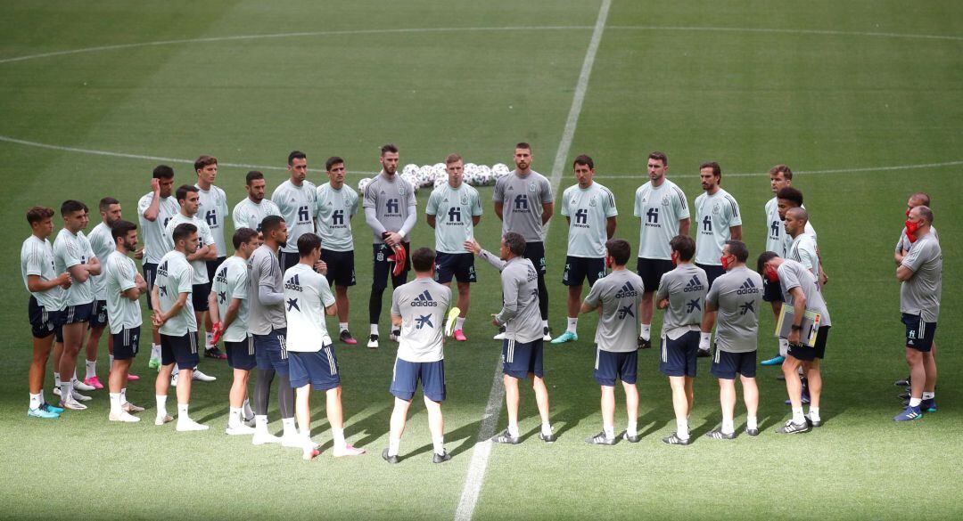 El entrenador de la selección española Luis Enrique (c) dirige el entrenamiento de este jueves en el estadio Wanda Metropolitano, en Madrid, donde mañana se enfrentarán a Portugal en un partido amistoso antes del inicio de la Eurocopa 2020. 