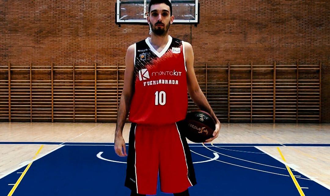 Marc García posa con la nueva equipación del conjunto del &#039;Fernando Martín&#039;.