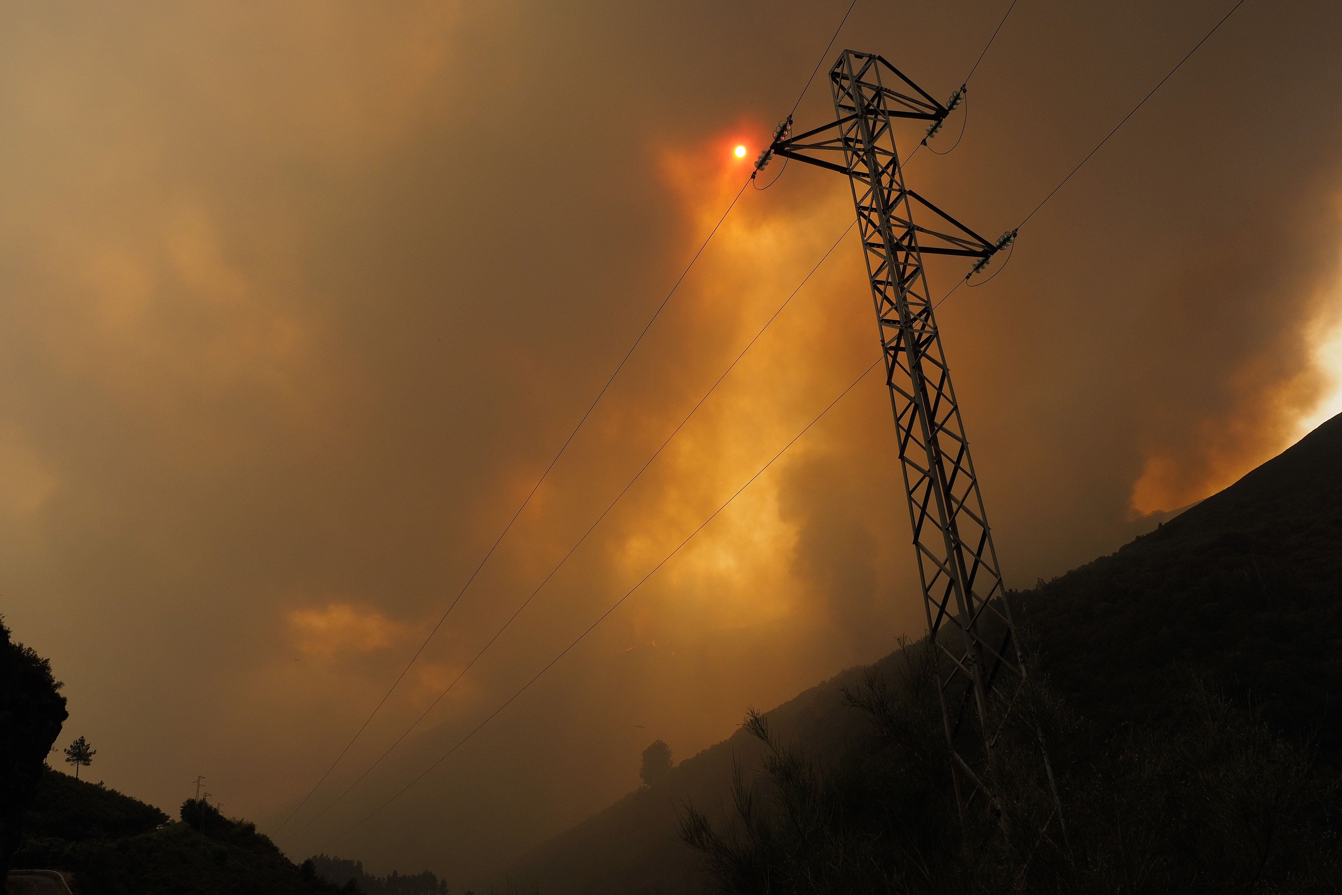 O COUREL (LUGO), 18/07/2022Vista general de un incendio en las montañas de O Courel, en Lugo. Los incendios que desde la noche del jueves mantienen en vilo a Galicia han calcinado ya más de 13.500 hectáreas, según el último parte de Medio Rural. EFE/ Eliseo Trigo
