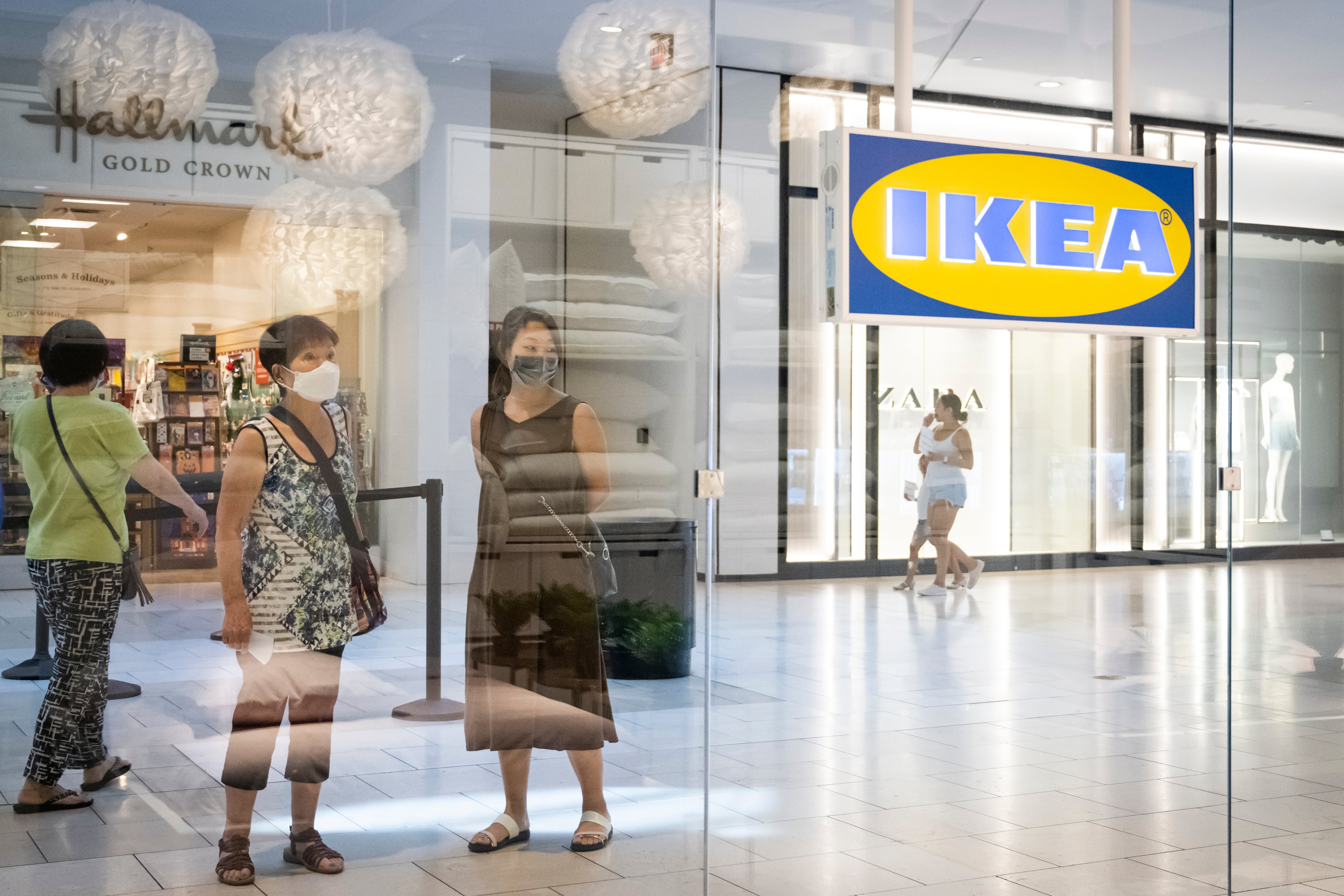 Clientes en el exterior de una tienda IKEA