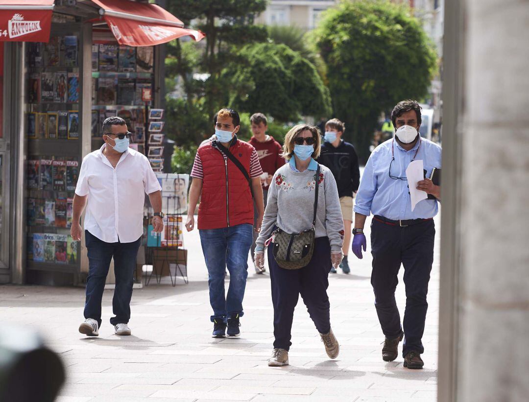 Transeúntes pasean por calles de Santander con mascarilla