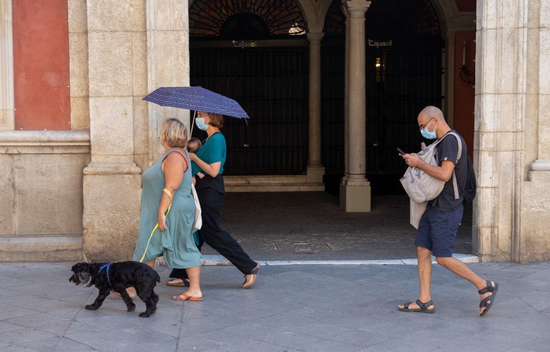 Unos turistas por el centro