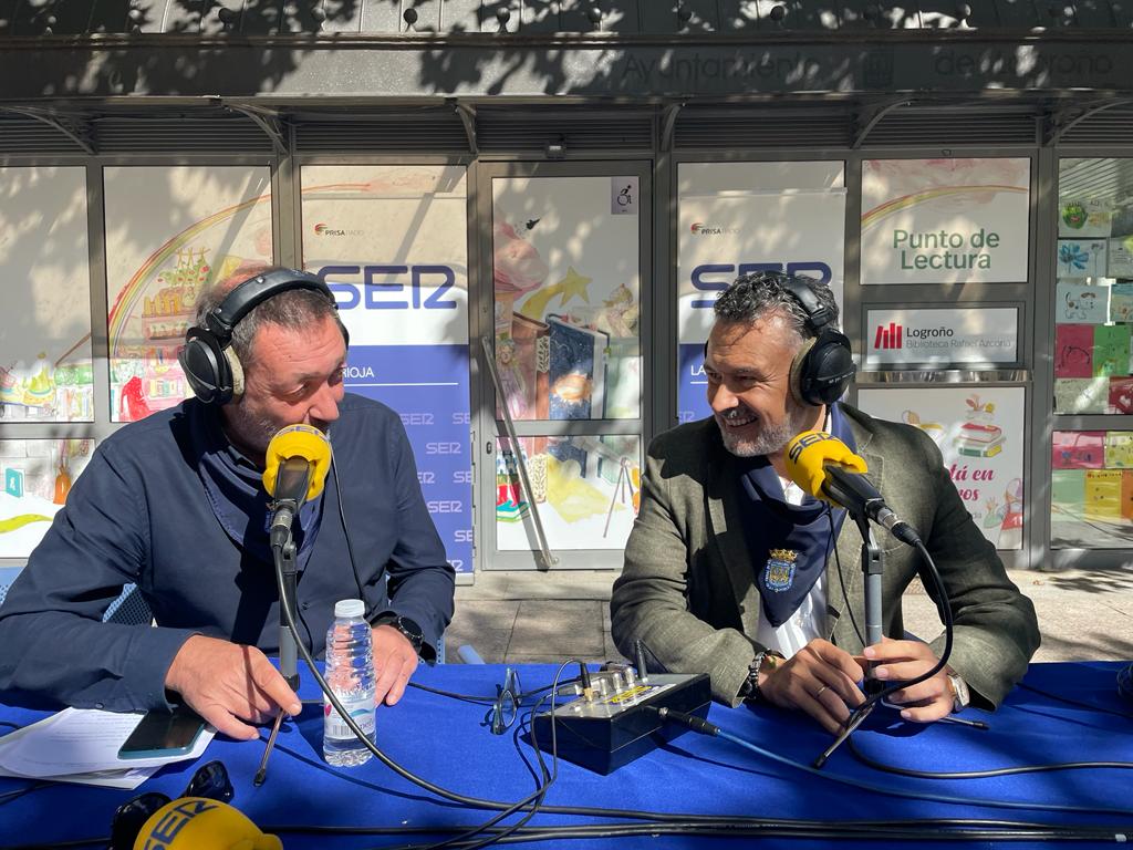 El alcalde de Logroño, Conrado Escobar, con el periodista Jorge Gómez del Casal