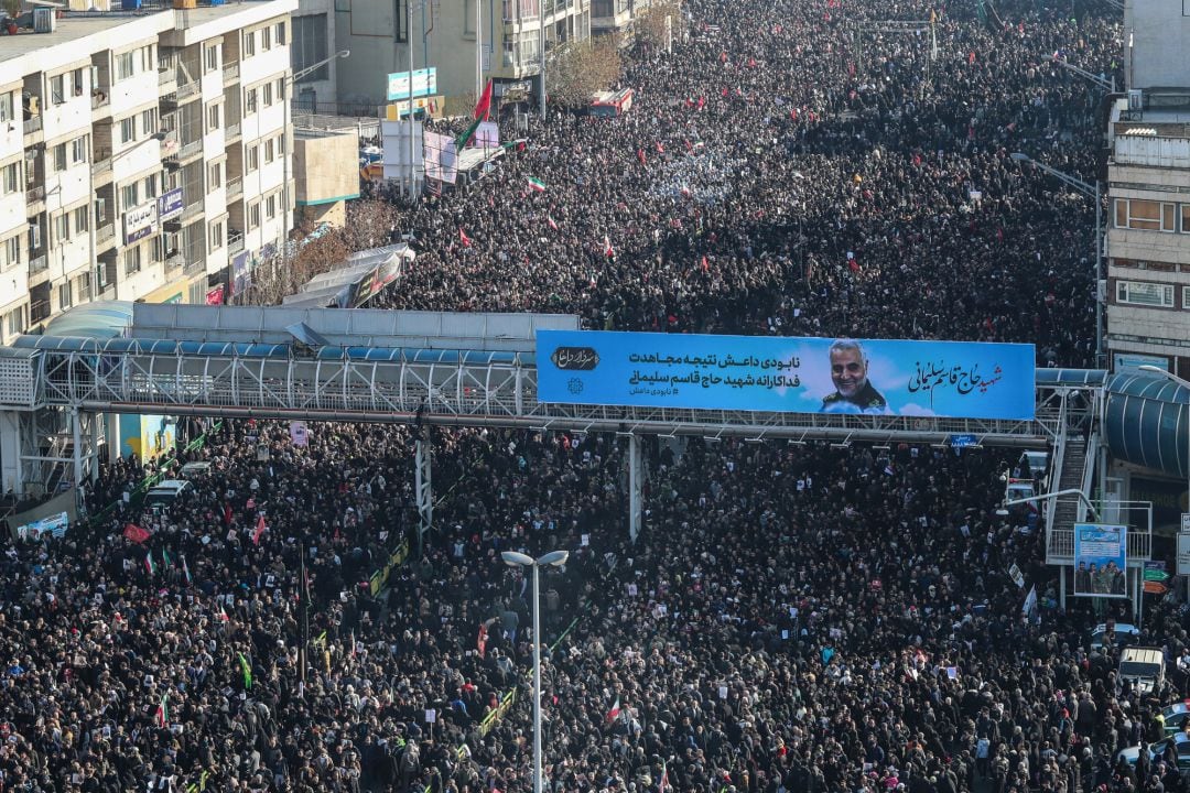 Imagen de la marcha fúnebre celebrada este lunes en honor de Qassem Soleimanen por las calles de la capital iraní.