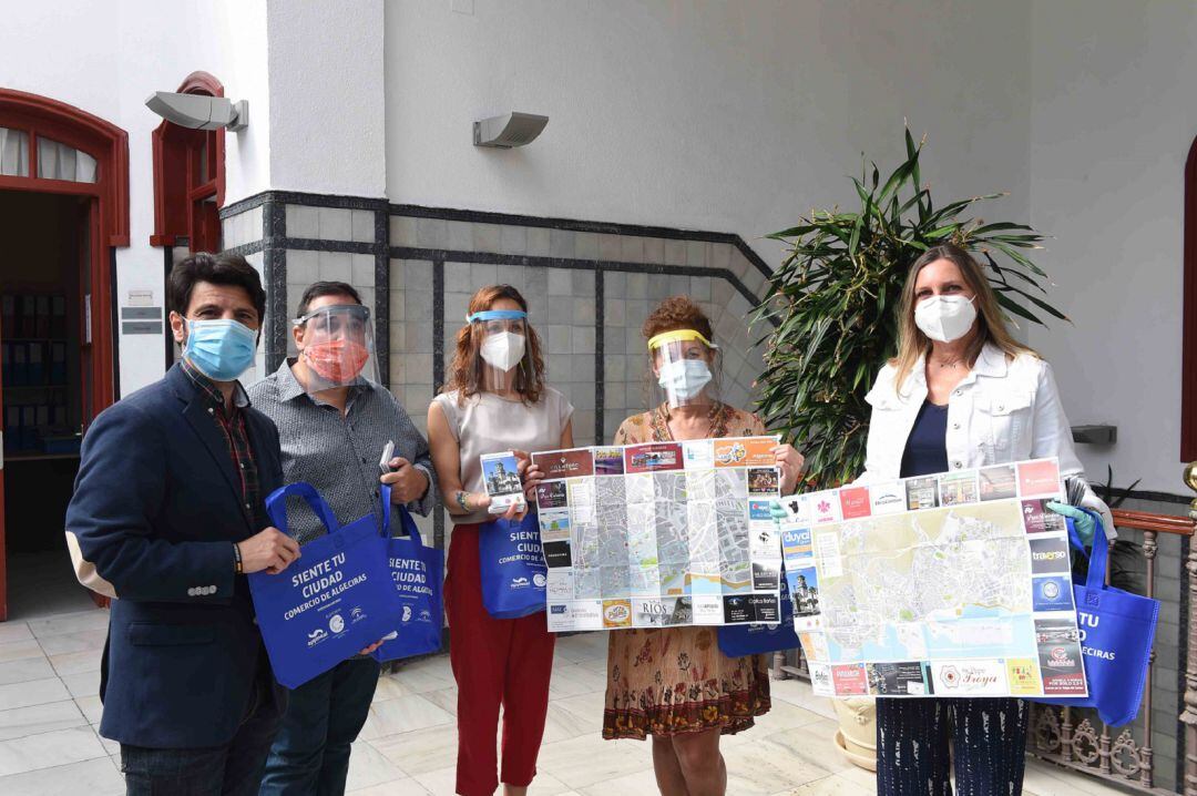 Entrega de los mapas en el Ayuntamiento.