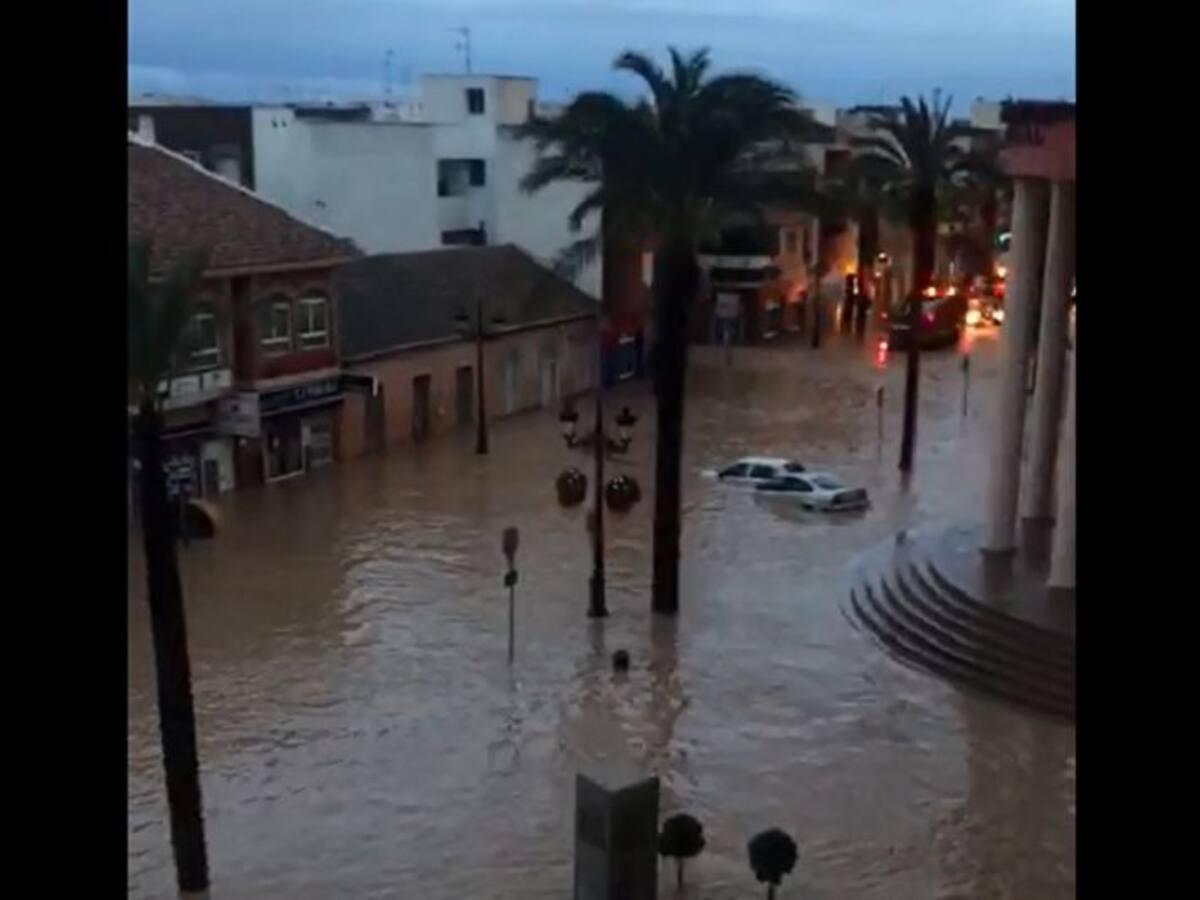 El centro de Los Alcázares ayer: totalmente anegado
