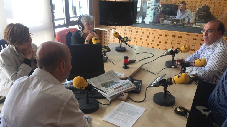 Inés Rodríguez Hidalgo (2i), María Bolaños (1i) y Jesús del Río en los estudios de Radio Valladolid