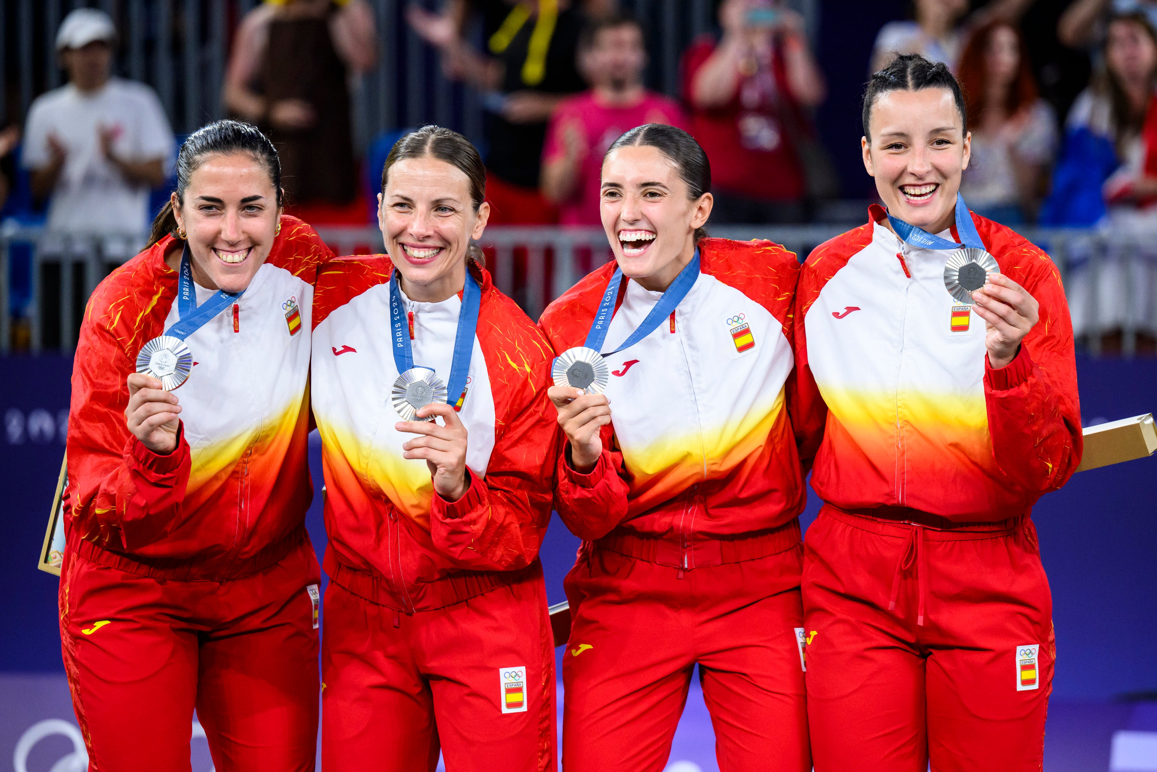 Vega Gimeno, Sandra Ygueravide, Juana Camilion y Gracia Alonso celebran su medalla de plata en París