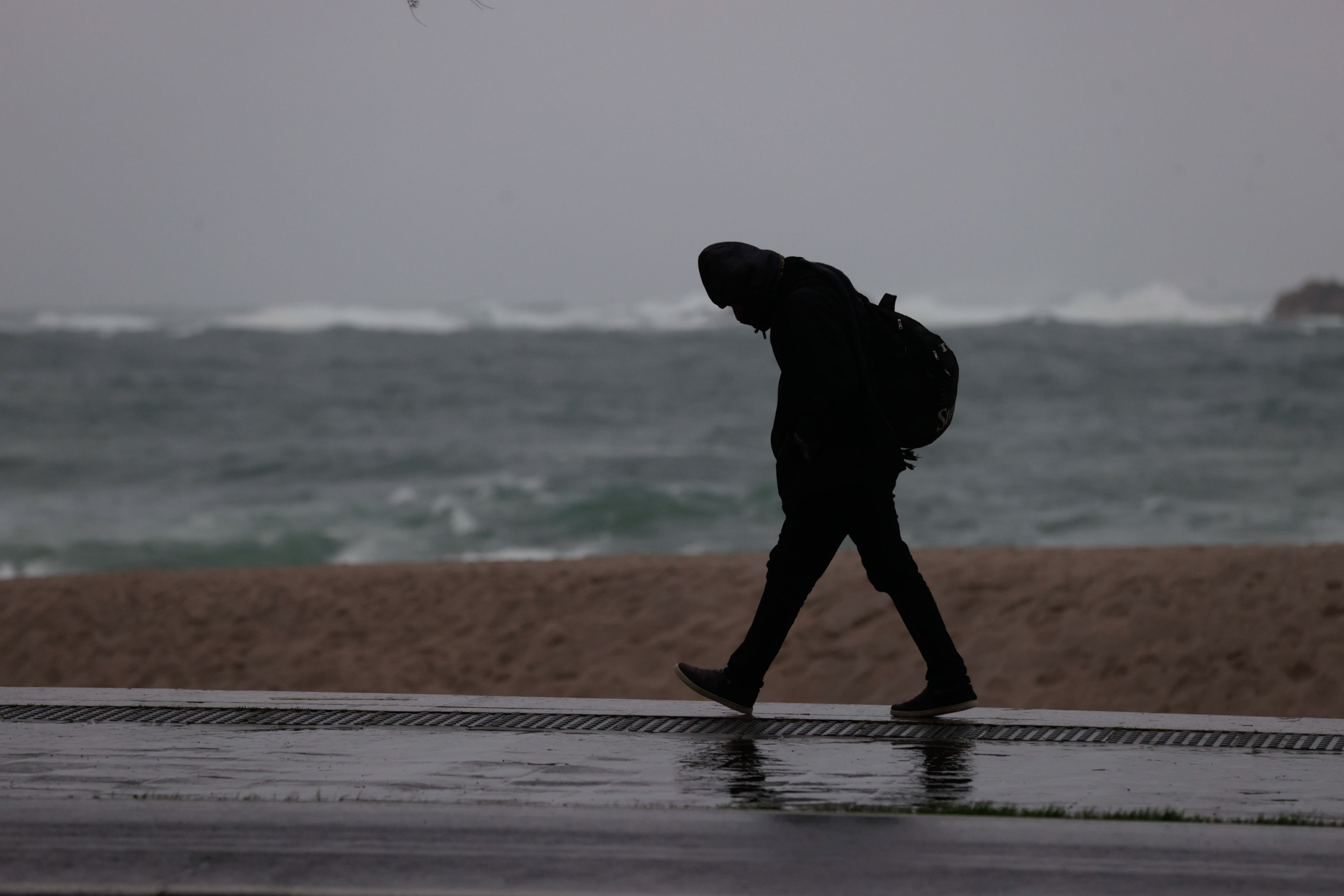 A CORUÑA, 16/01/2023.- A CORUÑA, 16/12/22.- Un hombre caminaba este lunes por el paseo marítimo de A Coruña, en una jornada en la que la borrasca Fien, que afecta a casi todo el país, ha obligado a activar el aviso naranja (riesgo importante) en ocho comunidades por nevadas en cotas cercanas a los 700 metros, fuerte oleaje y rachas de viento de hasta 100 kilómetros por hora, según la Agencia Estatal de Meteorología (Aemet). EFE/Cabalar
