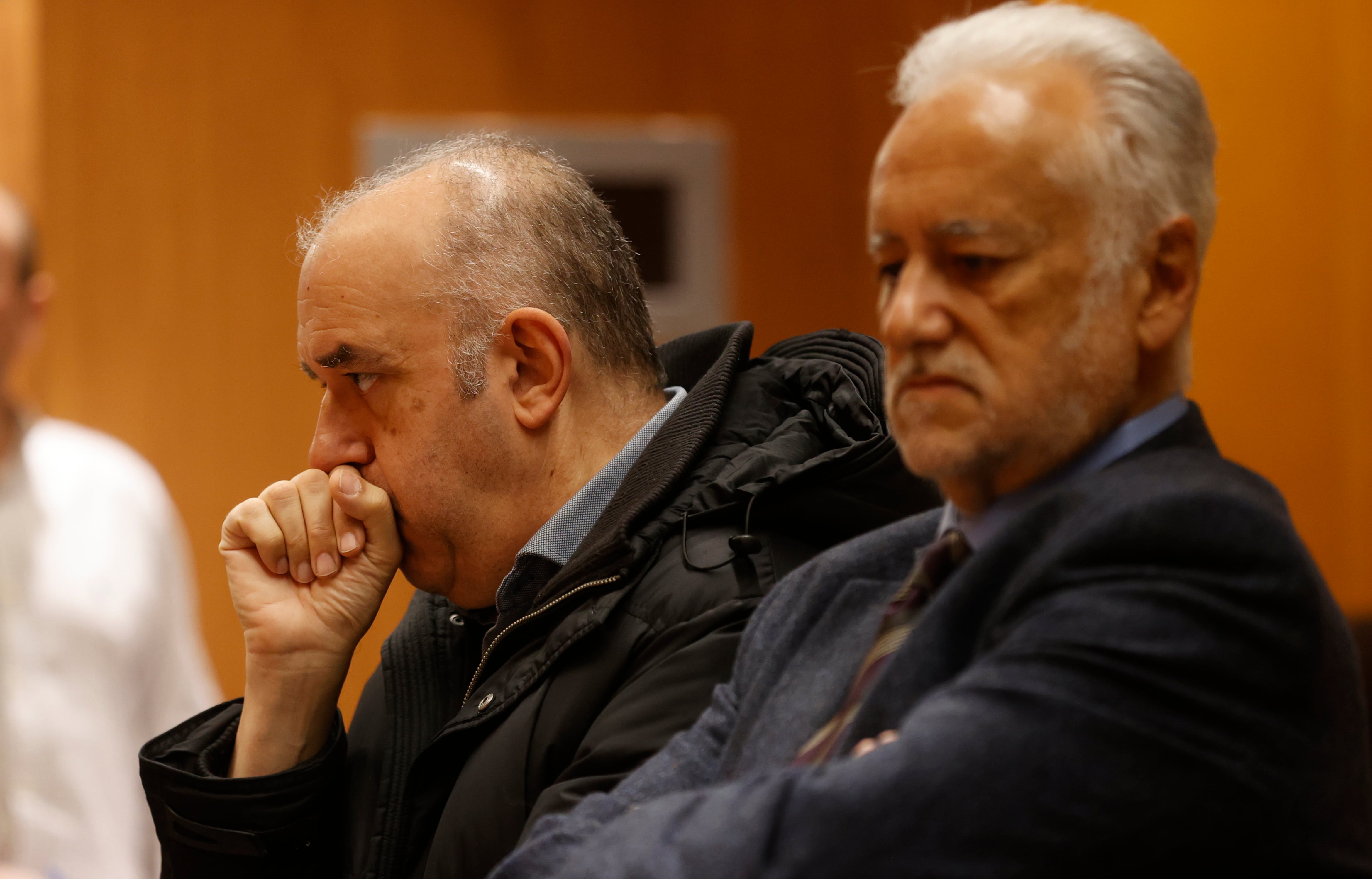 A CORUÑA, 14/04/26.- Continúa en la Audiencia Provincial de A Coruña el juicio por estafa y apropiación indebida de una Primitiva millonaria, con un premio de 4,7 millones de euros, contra el lotero Manuel Reija (i), que aseguró haber encontrado el boleto e intentó cobrarlo, pero también contra su hermano Miguel (d), que entonces era delegado provincial de Loterías. EFE/Cabalar