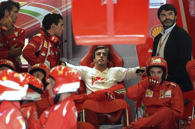 El español regresa al box de su equipo para ver el GP de Bélgica después de ser atendido