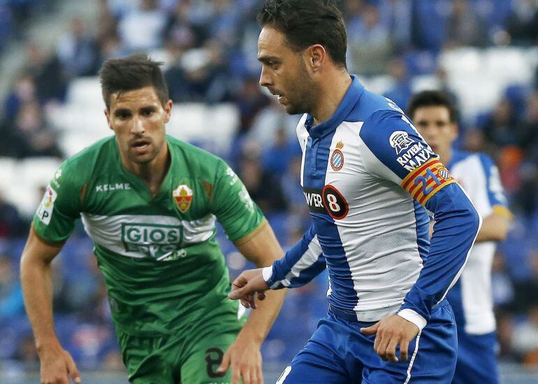 Sergio García pelea un balón con el centrocampista del Elche Adrián González en el estadio Power8Stadium 