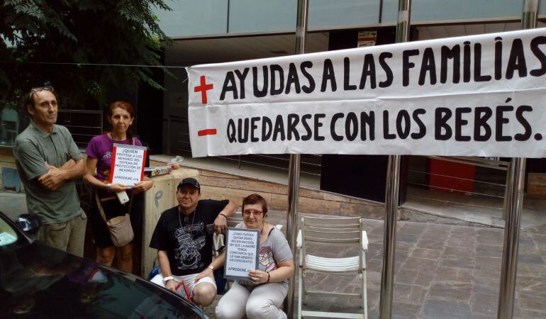 Paco y Cristina han iniciado una protesta ante el PROP para recuperar a sus hijas, de 30 y de 8 meses.