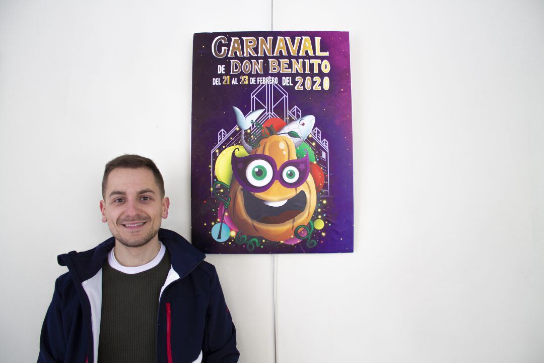 Cristian Lozano junto al cartel ganador