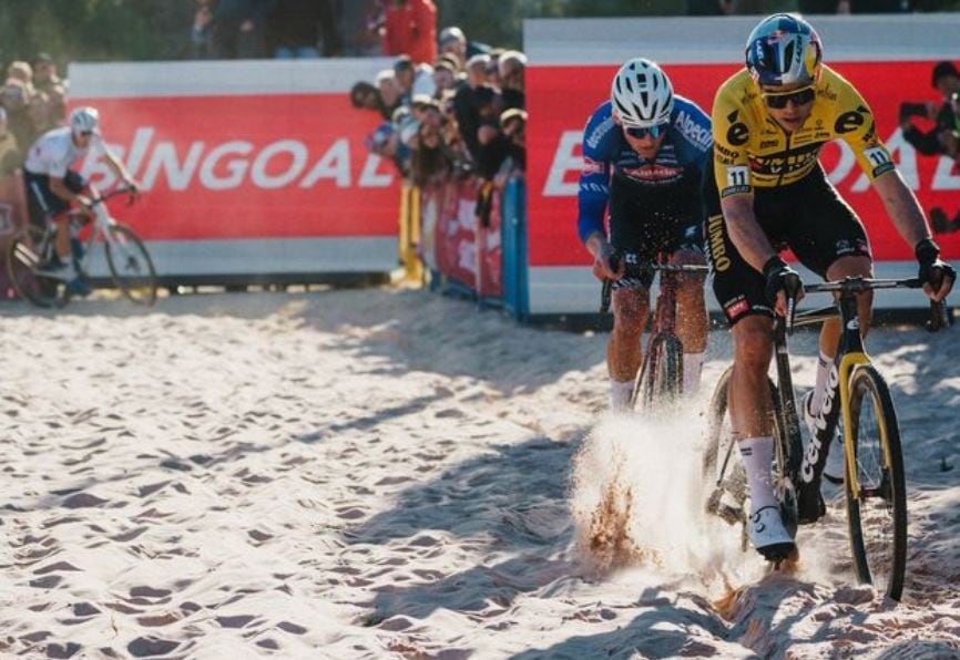 Wout van Aert entra en el arenero de Benidorm por delante de Van der Poel