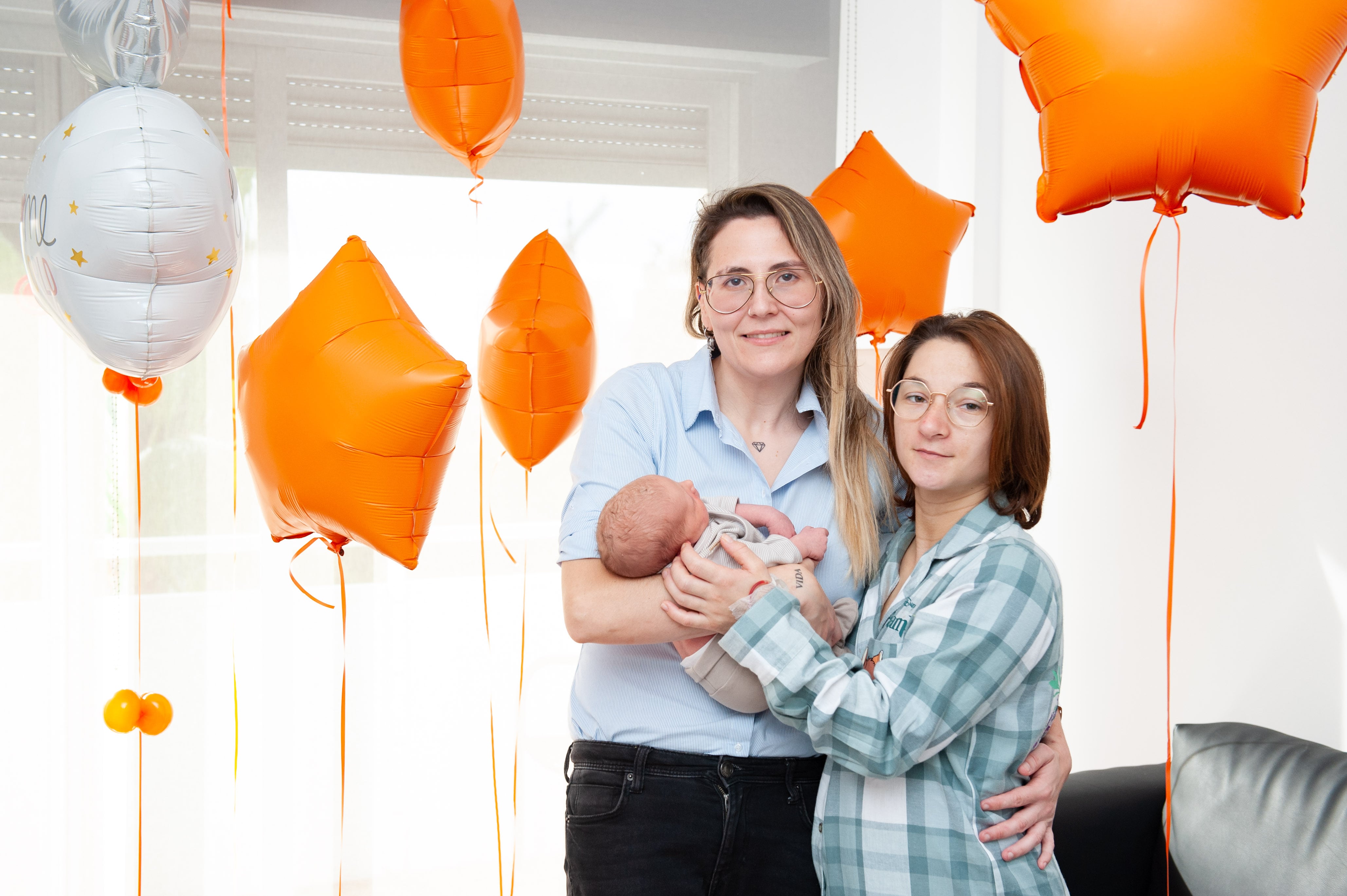 Las dos madres, junto a su bebé, Derek.