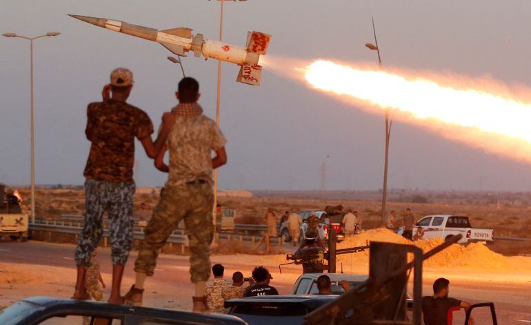 Fighters of Libyan forces allied with the U.N.-backed government fire a rocket at Islamic State fighters in Sirte, Libya, August 4, 2016. REUTERS Goran Tomasevic