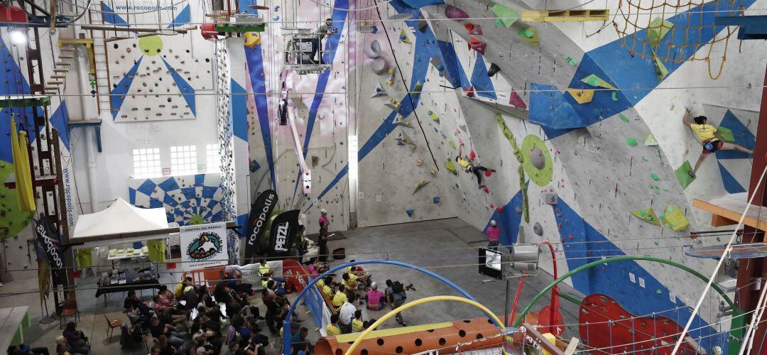 Aspecto que presenta el Rocopolis de Pamplona donde se ha celebrado el Campeonato de España de Dificultad Absoluta de Velocidad y Paraescalada. Este campeonato trae como novedad la competición sobre el primer muro de escalada de velocidad homologado en Es