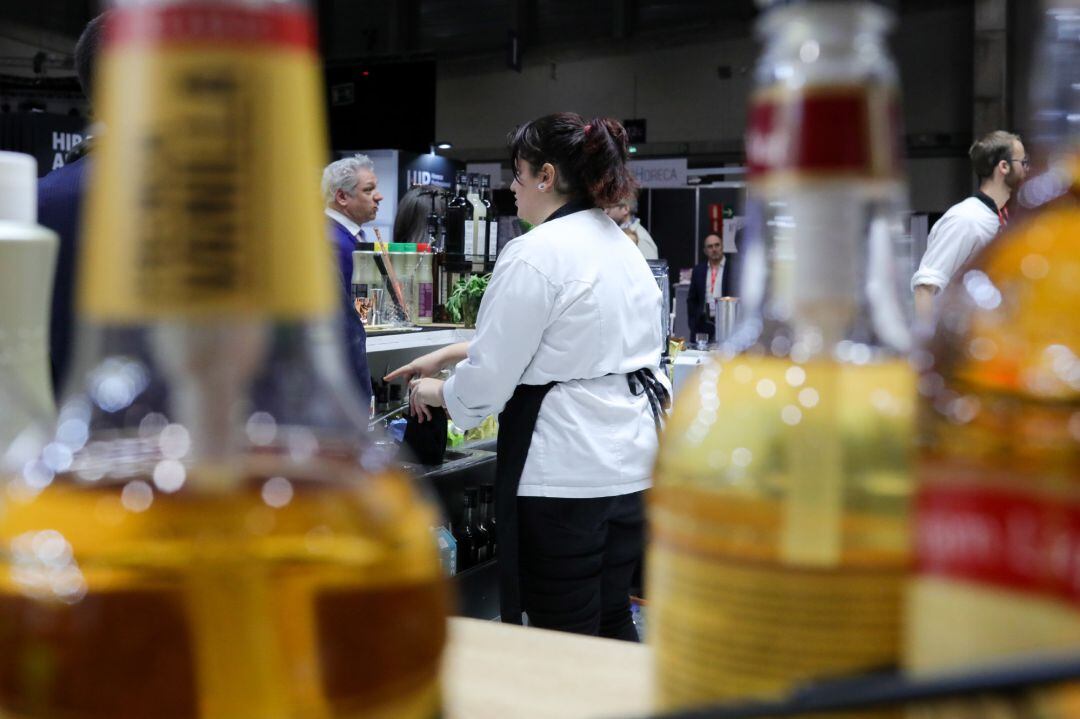 Una camarera en un bar. Archivo