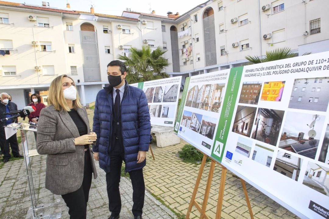 La consejera de Fomento, Mari Fran Carazo, recibida por el alcalde de Córdoba, José María Bellido