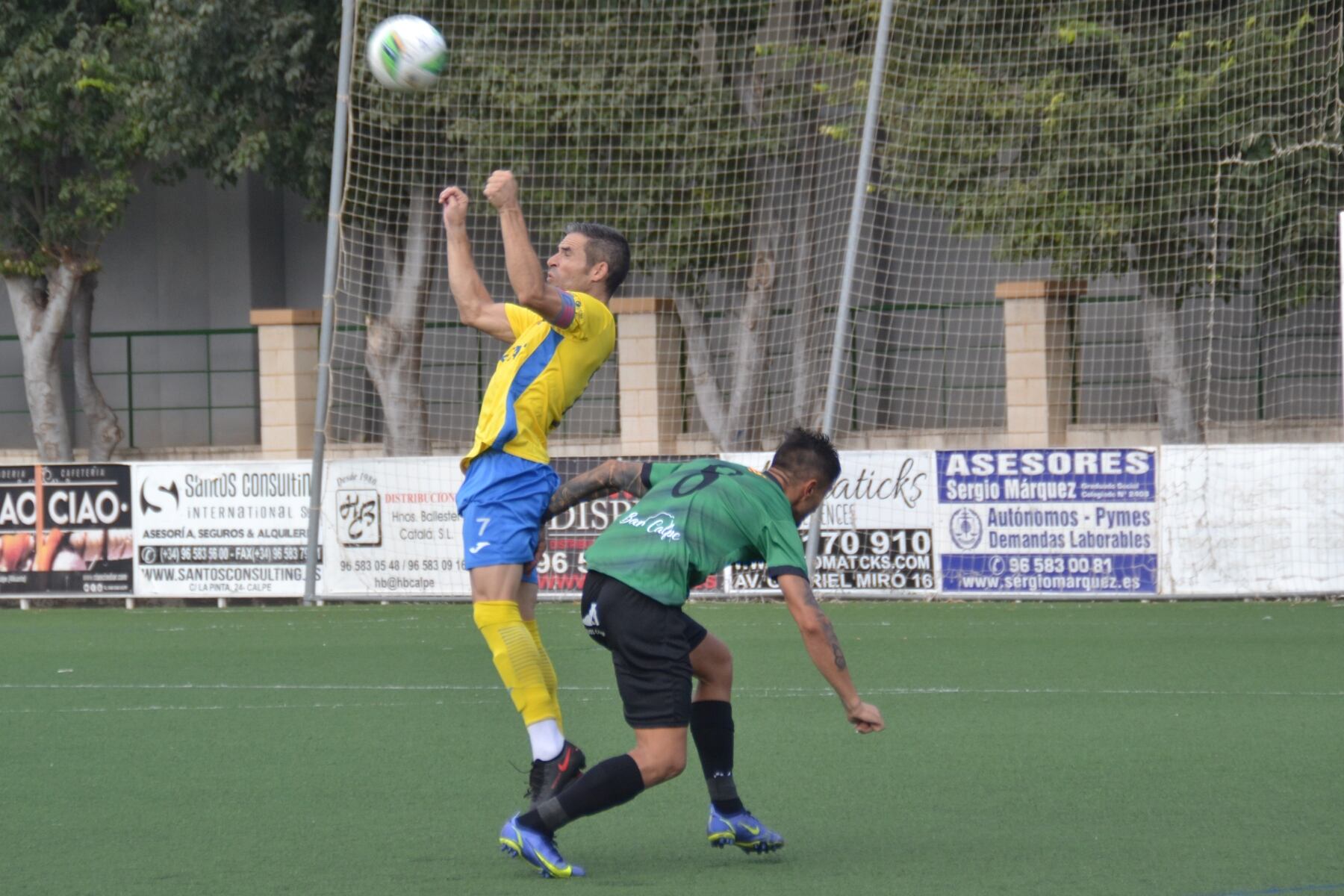 Carlos Ribes dando de cabeza a la pelota.