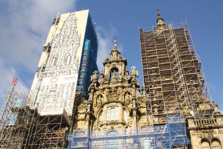 La Catedral de Santiago rodeada de andamios por las obras de rehabilitación