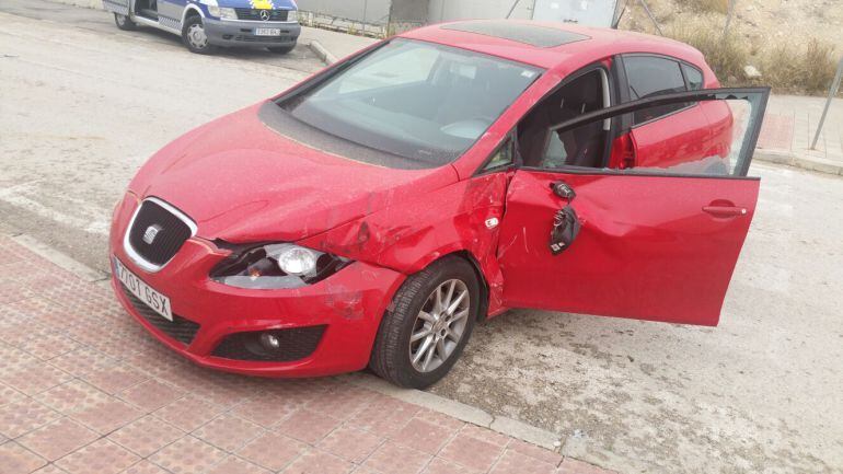coche aparcado afectado tras la colisión entre las furgonetas