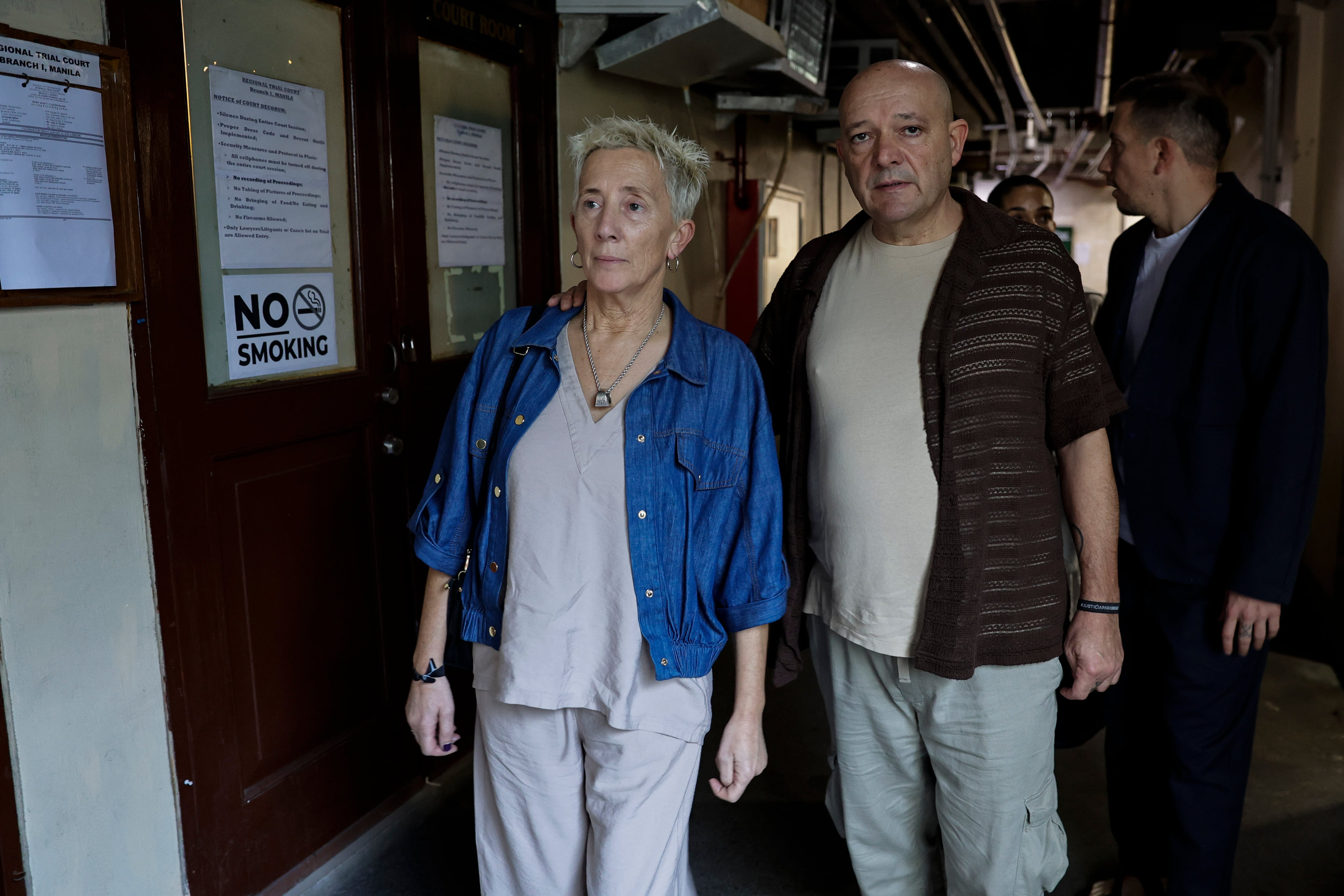 MANILA (FILIPINAS), 16/01/2026.- Los padres del joven español Diego Bello, Pilar Lafuente (i) y Alberto Bello (d), quien falleció en Filipinas en 2020 en el marco de una supuesta operación antidrogas durante el mandato del expresidente Rodrigo Duterte, acuden este viernes al tribunal de Manila que juzga a tres policías acusados de matarlo a tiros. Alberto Bello y Pilar Lafuente participaron en la sesión de este viernes en un juzgado de la capital filipina, en la que compareció la madre de Diego Bello, respondiendo a preguntas con base en una declaración jurada presentada el pasado día 9 de enero ante las autoridades del país asiático. EFE/ Rolex Dela Pena