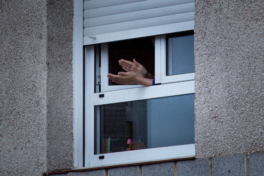Varios vecinos de Ourense aplauden este lunes la labor de los trabajadores sanitarios durante la crisis del coronavirus.