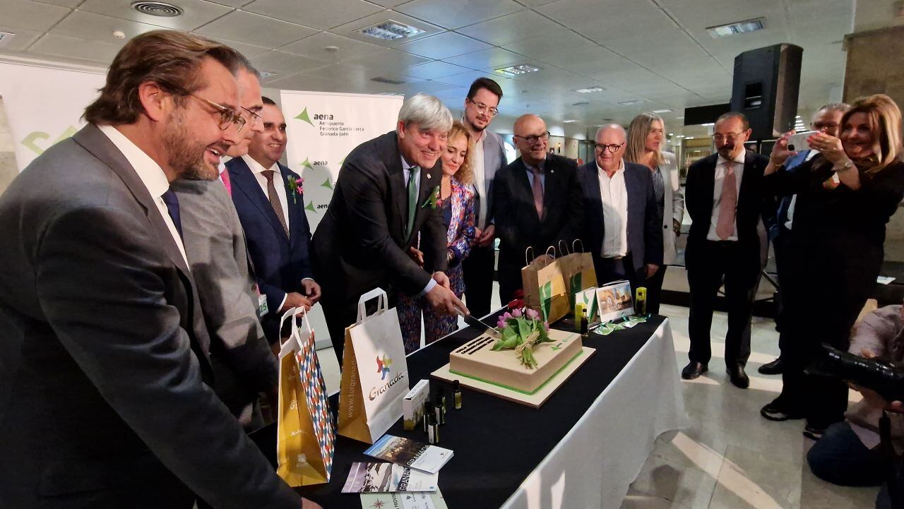 Ceremonia de bienvenida en el Aeropuerto de Granada-Jaén al nuevo vuelo de Ámsterdam
