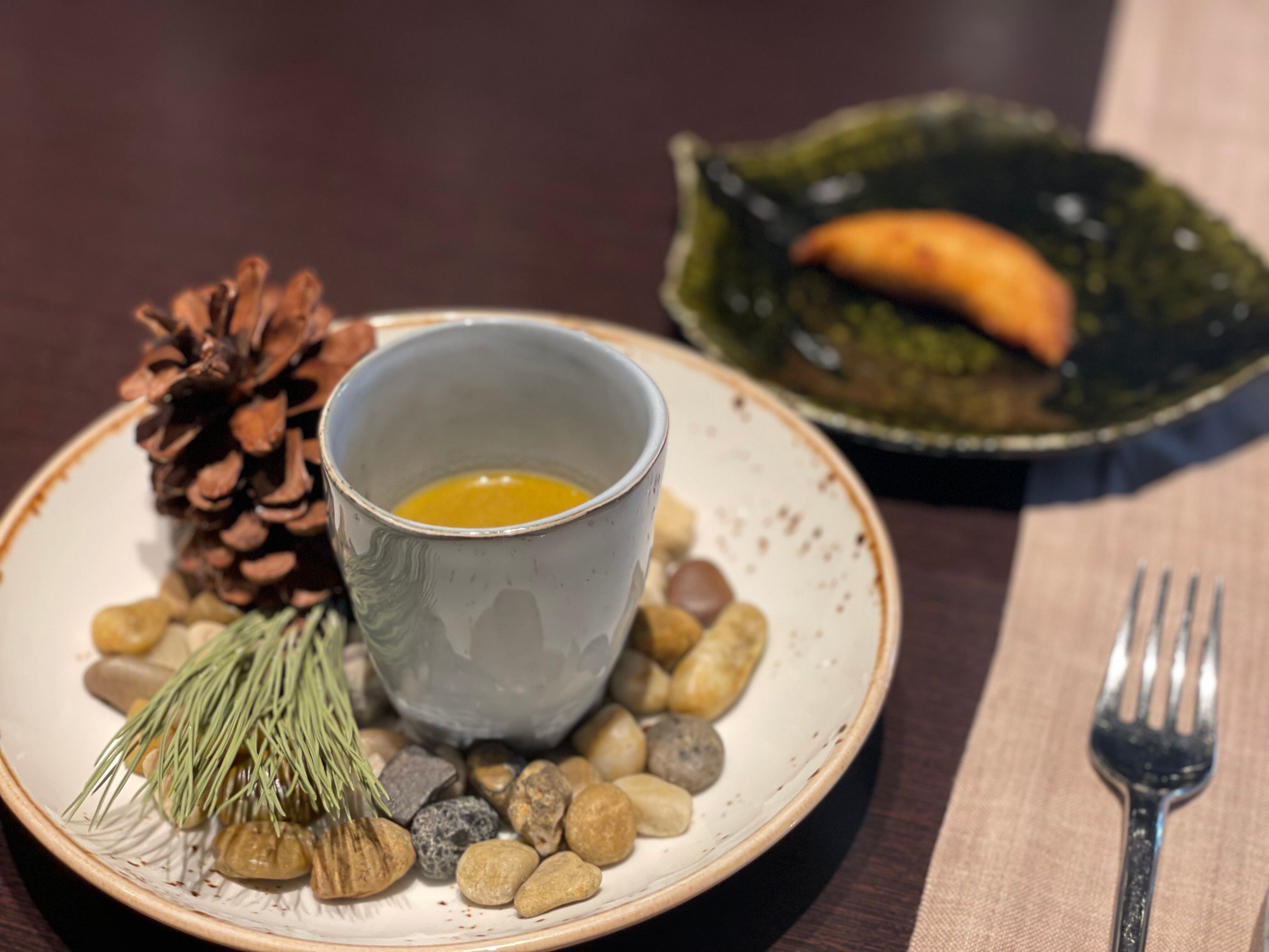 Caldo de gallina y trufa y su croqueta morellana trufada