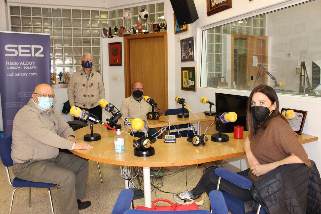 Paco Campos, Pau Acosta y Mónica Jover, junto a Paco Aznar en el estudio de Radio Alcoy