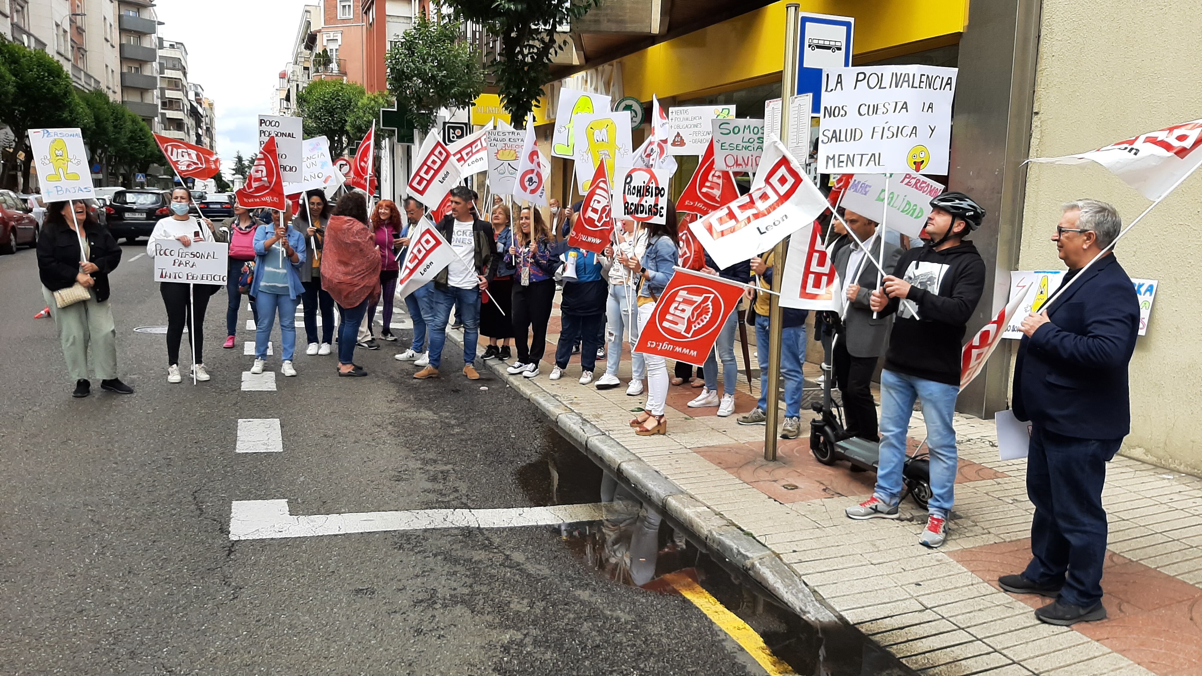 Trabajadores de Alimerka y representantes sindicales se concentran en la puerta del supermercado de la Avenida de Roma