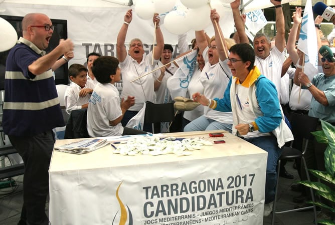 Voluntarios de la candidatura de Tarragona 2017 muestran su alegría tras conocer la noticia de que esta ciudad ha ganado la sede de los Juegos a la ciudad egipcia de Alejandría, por solo dos votos (36-34)