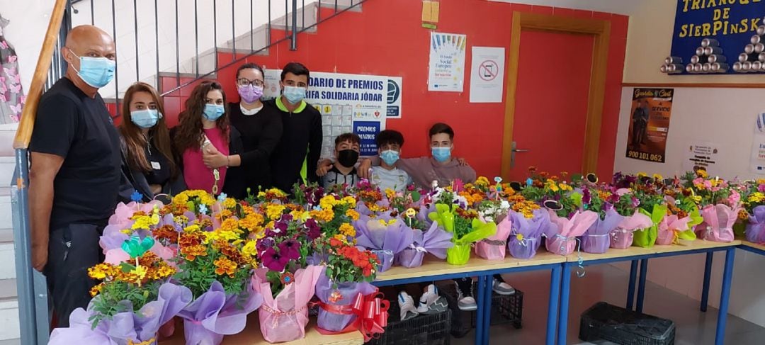 Un grupo de alumnos y alumnas, acompañados por un profesor, en la exposición