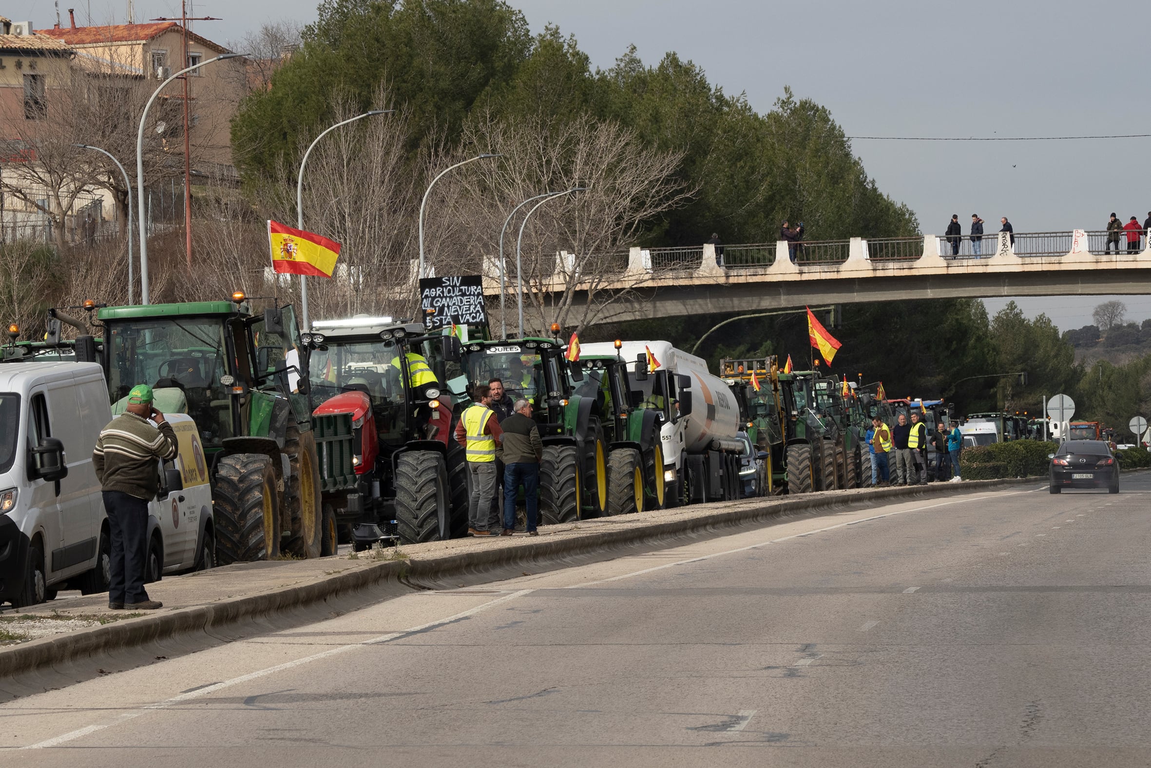 GRAF8553. CUENCA, 06/02/2024.- Alrededor de 1.400 tractores se han movilizado este martes en varios puntos de la provincia de Cuenca como rechazo a la PAC y han subrayado que no se sienten representados por las organizaciones agrarias tradicionales y exigen una interlocución directa con la administración sin &quot;intermediarios&quot;, a los que tildan de &quot;parásitos&quot;. EFE/ José del Olmo
